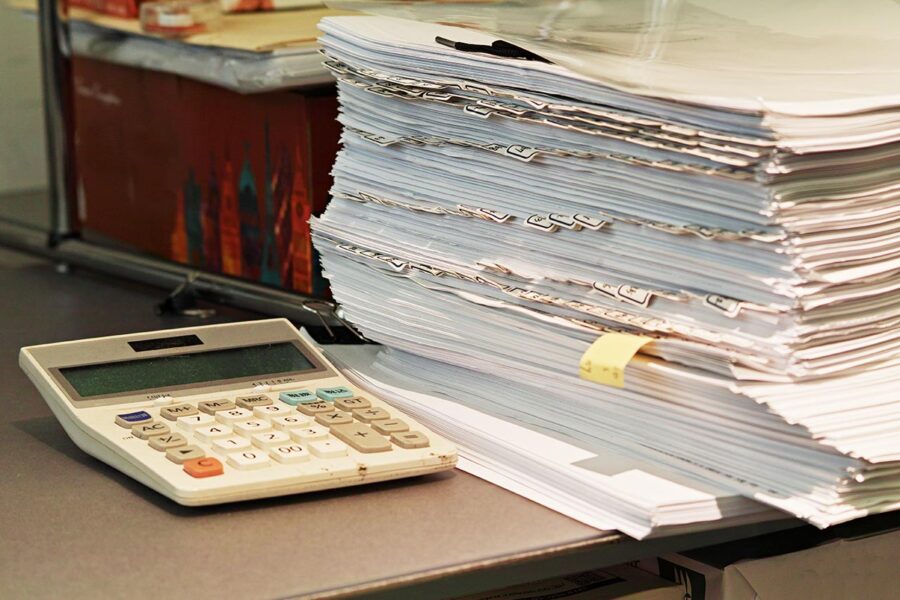 画像：書類の山と電卓